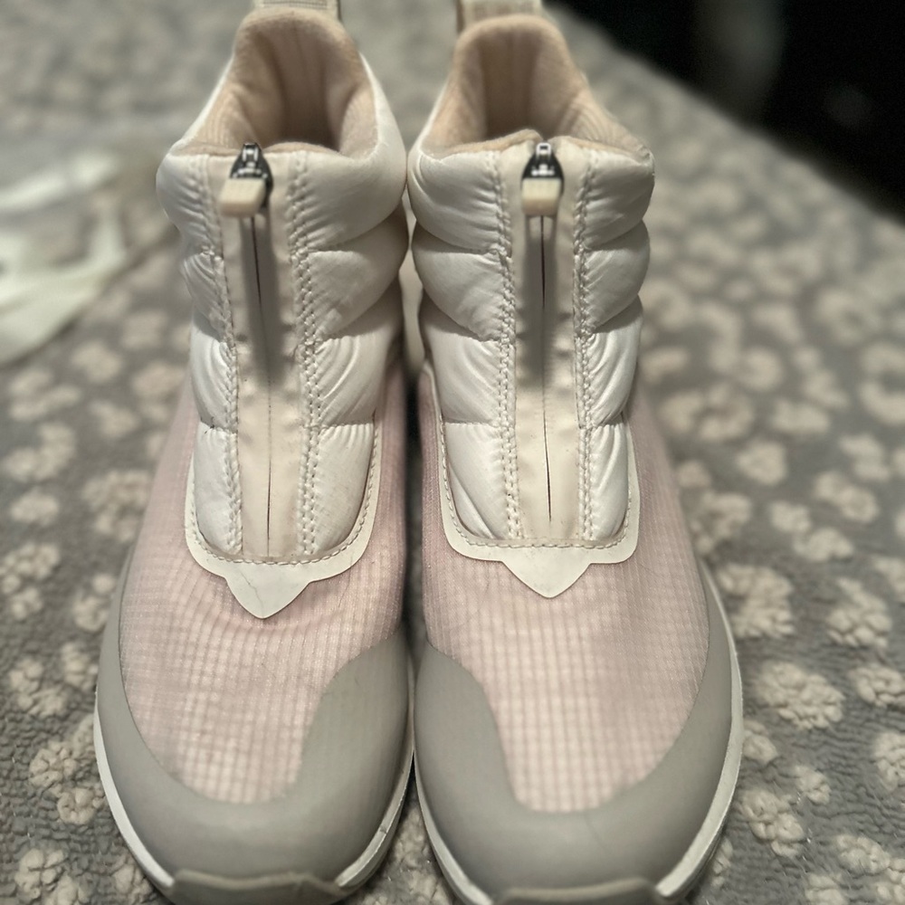 THE NORTHFACE Women's Stylish White and Gray Boots